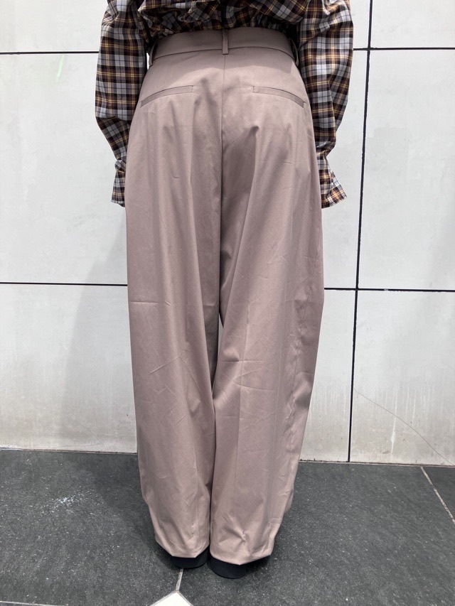 N°21　ヌメロヴェントゥーノ    ワンタック ワイドパンツ    26SW-B041-0296   BEIGE (1165)
