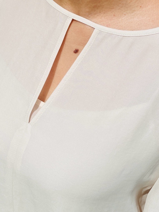 BEATINGHEART  衿 V カット ブラウス　OFF WHITE/CAMEL/BLACK　BB２０３K2　ビーティングハート