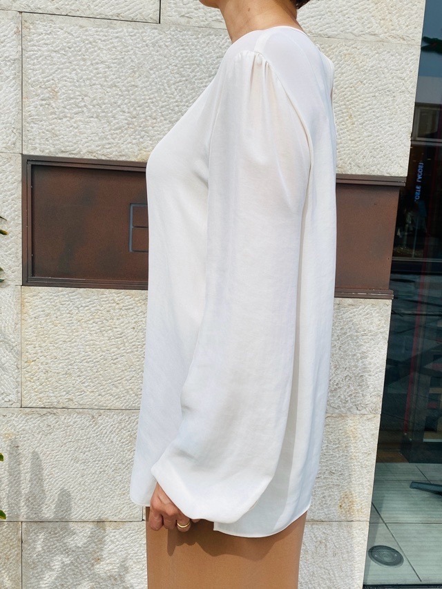 BEATINGHEART  衿 V カット ブラウス　OFF WHITE/CAMEL/BLACK　BB２０３K2　ビーティングハート