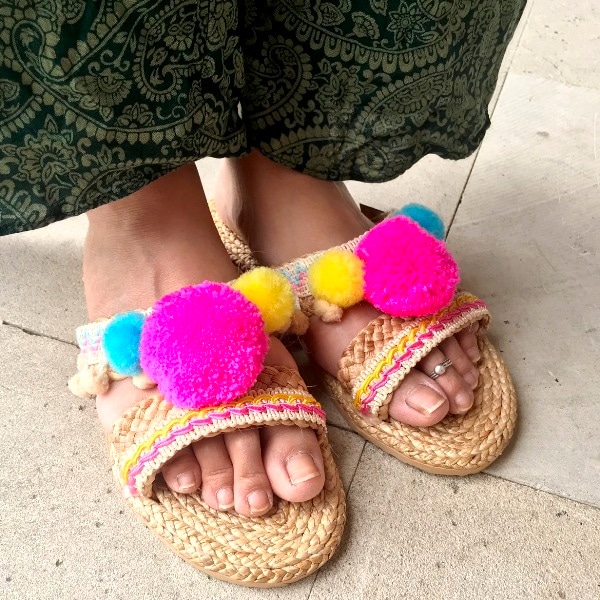ポンポン付きのサンダル／カラフルポンポンのスリッパ | 靴・サンダル
