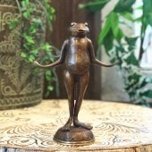 皿を持つカエル／カエルのオブジェ／かえるの置物 ／真鍮製