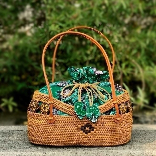 かごバッグ／アタバッグ／バティックの巾着付き／バリ島トゥガナン村の