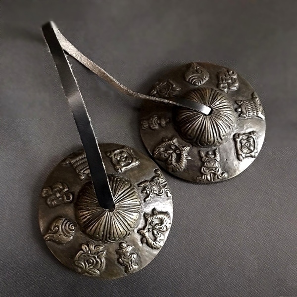 チベット密教 ティンシャ 仏教法具 彫刻入り ティンシャ【吉祥八紋】【ブラック】【直径7.3cm】チベット密教法具