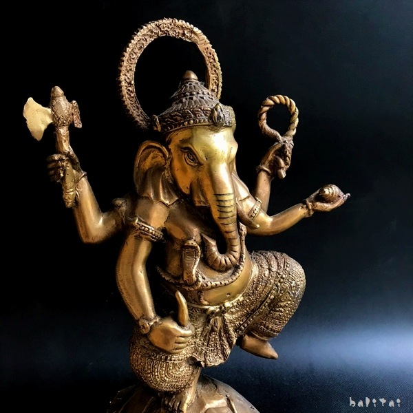 ダンシング ガネーシャ の ディーパム可能な壁掛 クジャクにライオン象と縁起物 ダンシング ガネーシャ の ディーパム可能な壁掛 クジャクにライオン象