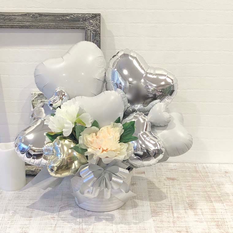 結婚祝いや結婚記念日のプレゼント、開店のお祝いなどにぴったり☆ホワイトシルバーで上品で綺麗な置き型バルーンギフト