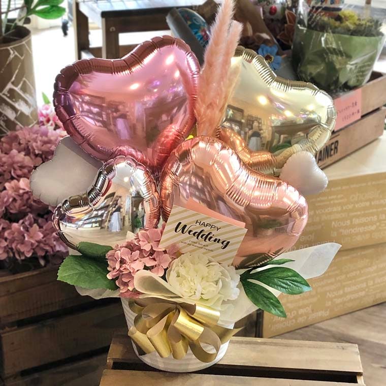 結婚式・誕生日などあらゆるお祝いに★ピンクのテールリードを用いた華やかな置き型バルーンギフト