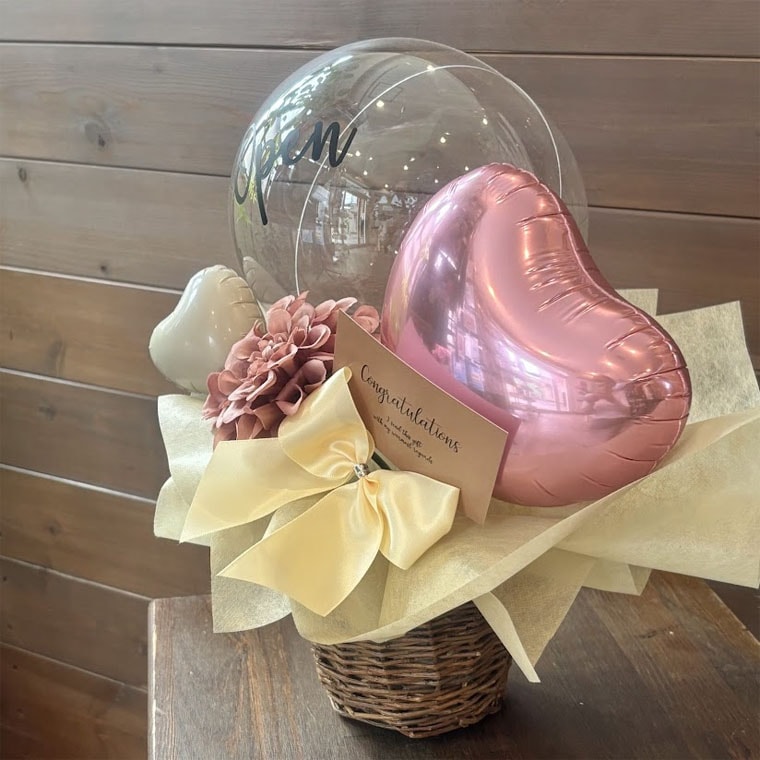 開店・結婚・誕生日・周年などに。クリアバルーンが主役のバスケット