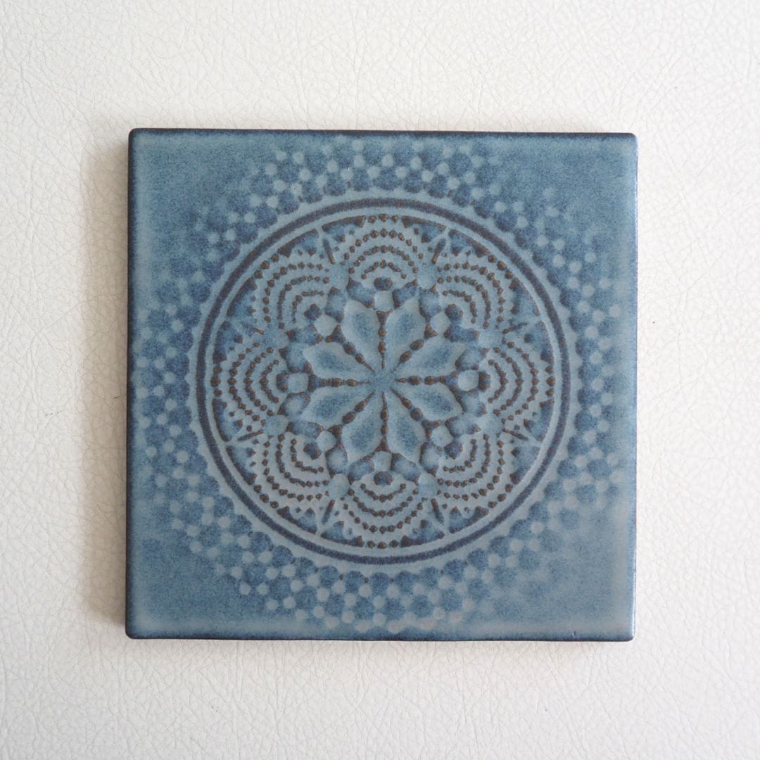 美濃焼 タイル 150角 レース柄 紺マット