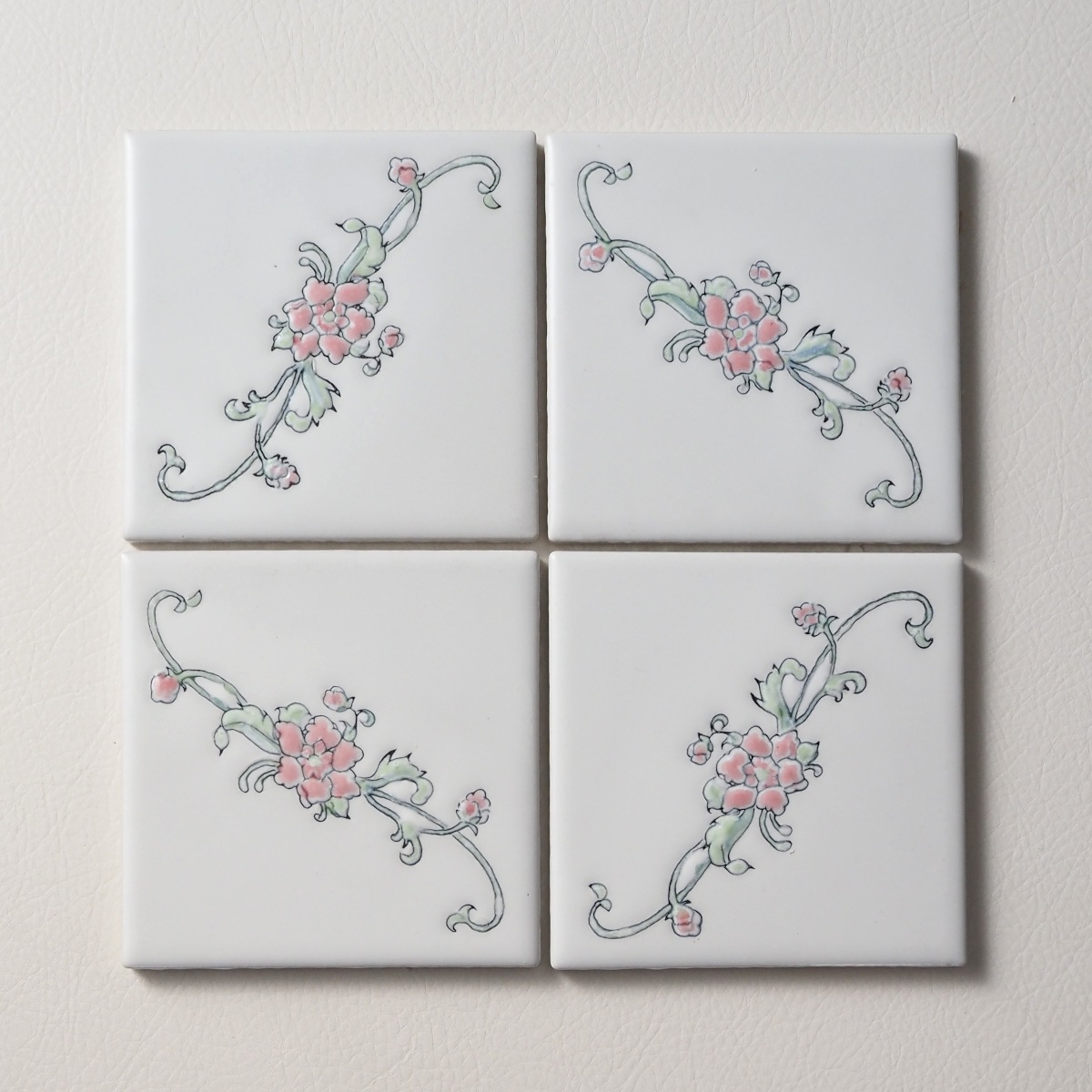 タイル お花柄 100x100mm <白マット花小>