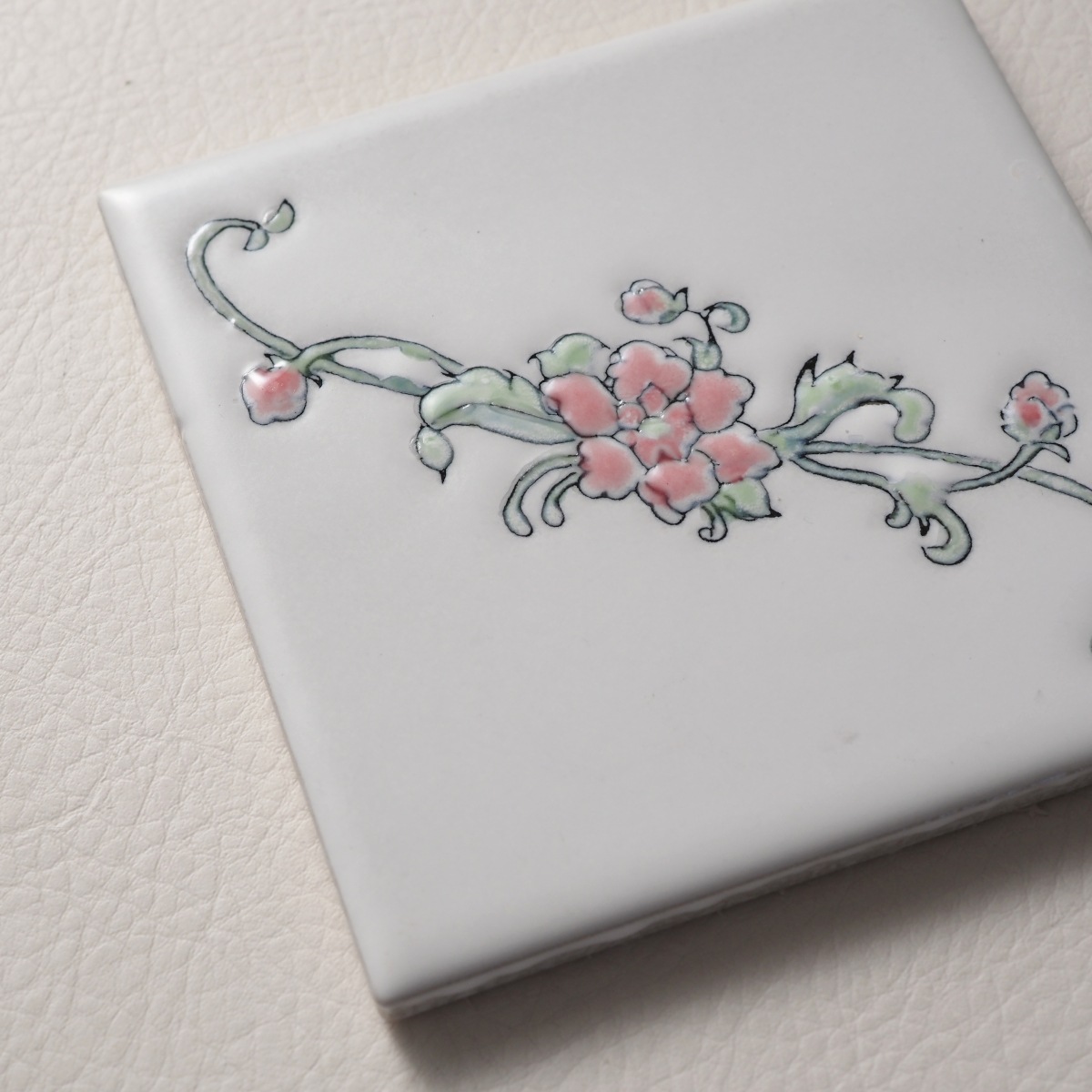 タイル お花柄 100x100mm <白マット花小>