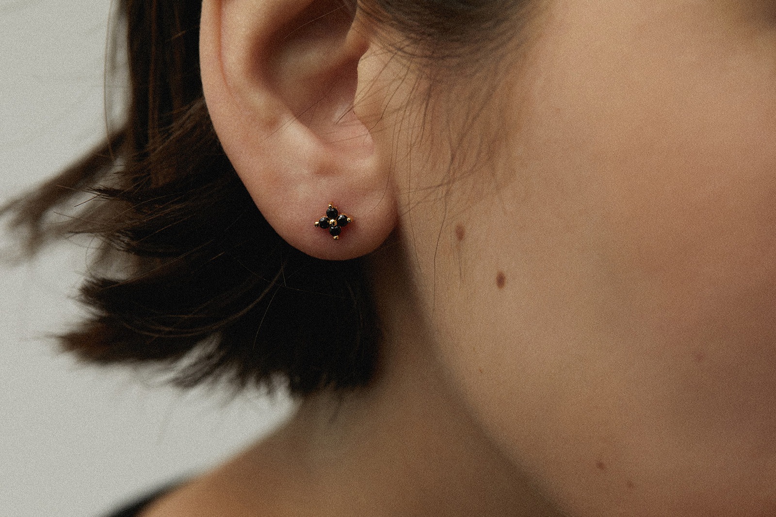 Baqless ピアス　Amity Onyx オニキス Amity Bloom Onyx Gold｜Baqless 日本公式サイト