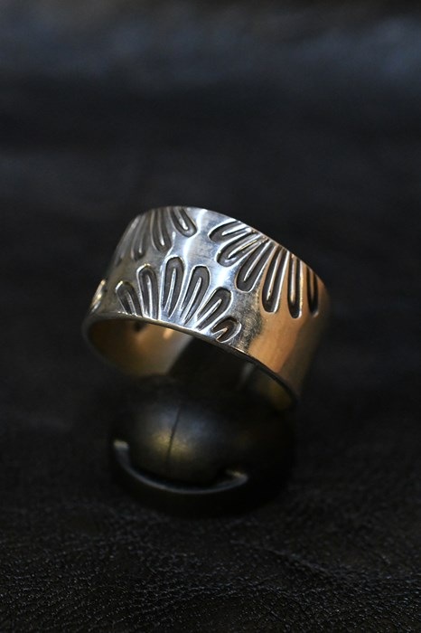 【希少】Steve Yellowhorse作 刻印あり　ナバホリング 925 アイテム別 / インディアンジュエリー INDIAN JEWELRY 小物