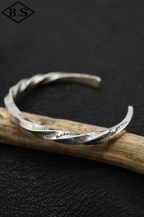 インディアンジュエリー INDIAN JEWELRY アクセサリー バングル  FHB05-007 インゴット 両サイドツイステッド センターフラット 4ライン