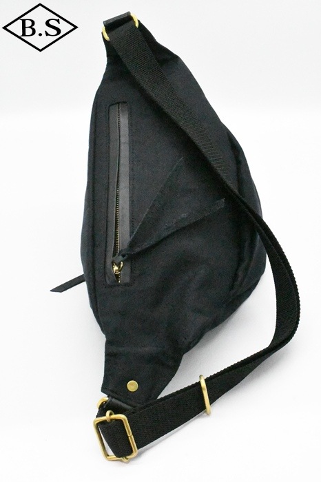 ウィップコードウエストバッグ ／ブラック Port（ポート）の「ジップ