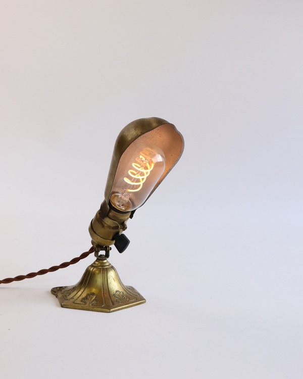 Small Gold Table Lamp｜ゴールドカラーのテーブルランプ