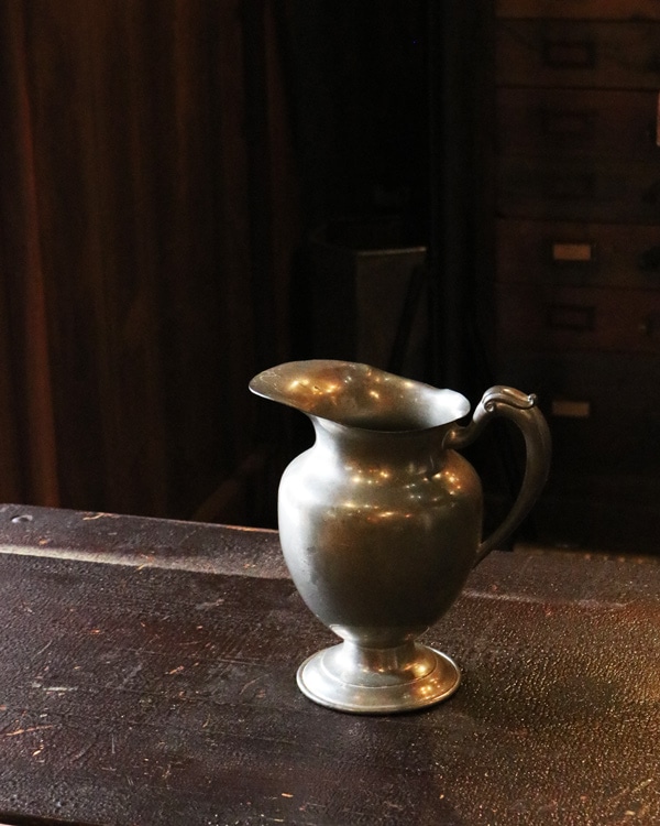Footed Pewter Pitcher|ピューター製の足付きピッチャー