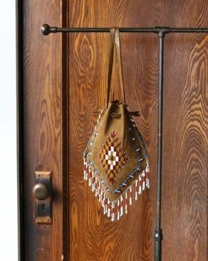 Native American Inspired Beaded Medicine Bagåͥƥ֥ꥫ󥹥ΥӡǥХå