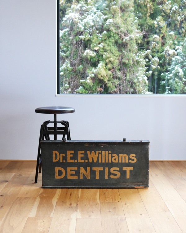 Double-Sided Sand Painted Sign "DENTIST"｜ダブルサイド サンドペイントサイン "DENTIST"