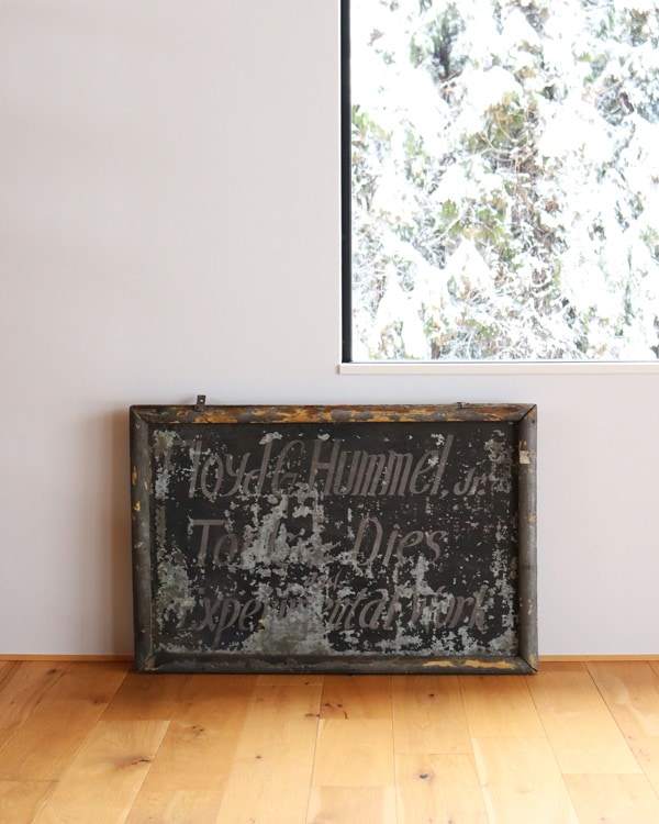 Hand-Painted Tin Sign with Wooden Frame ｜ハンドペイント ティンサイン