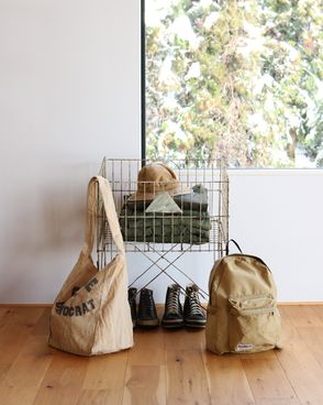 Folding Newspaper Rack�åե�����ǥ��󥰥˥塼���ڡ��ѡ���å�