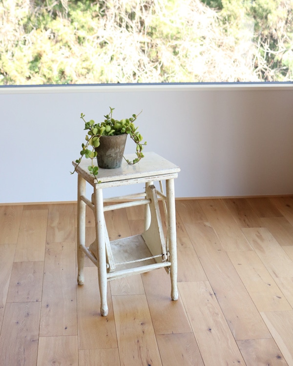 White Painted Pull-Out Step Chair ｜ホワイトペイント プルアウト ステップチェア
