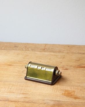 真鍮製 Dorado デスクトップカレンダー Calendar｜デスクトップ
