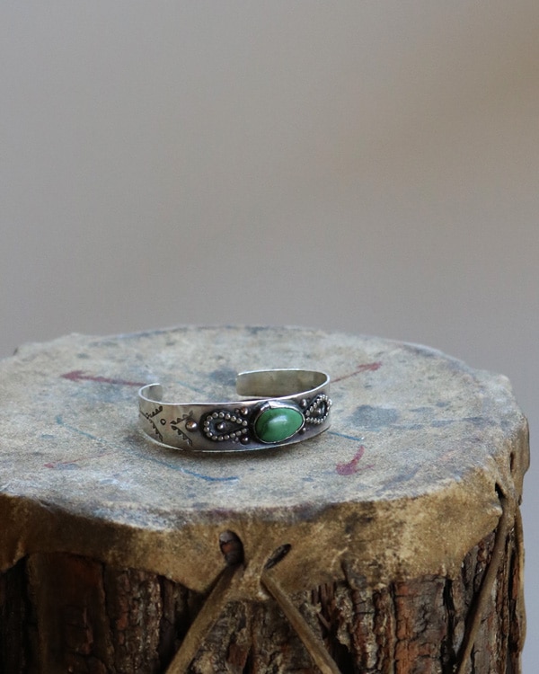 年代物のバングル グリーンターコイズ ナバホ族 Navajo Green Turquoise Bangle A ｜ナバホ グリーンターコイズ バングル A