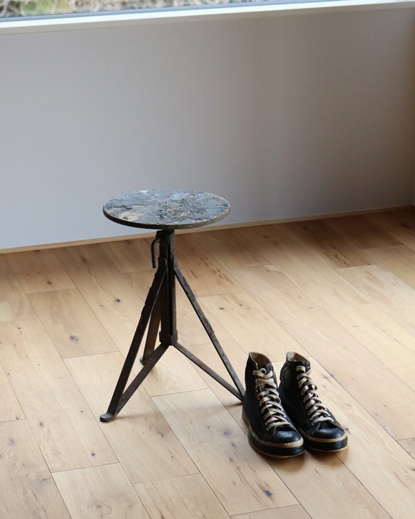 Hand Crafted Tripod Stool�åϥ�ɥ���ե� ���ġ���