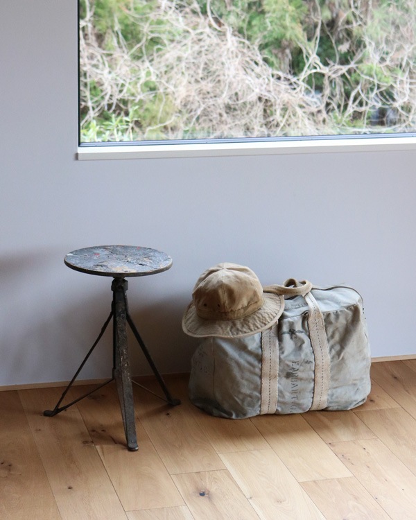 Hand Crafted Tripod Stool�åϥ�ɥ���ե� ���ġ���