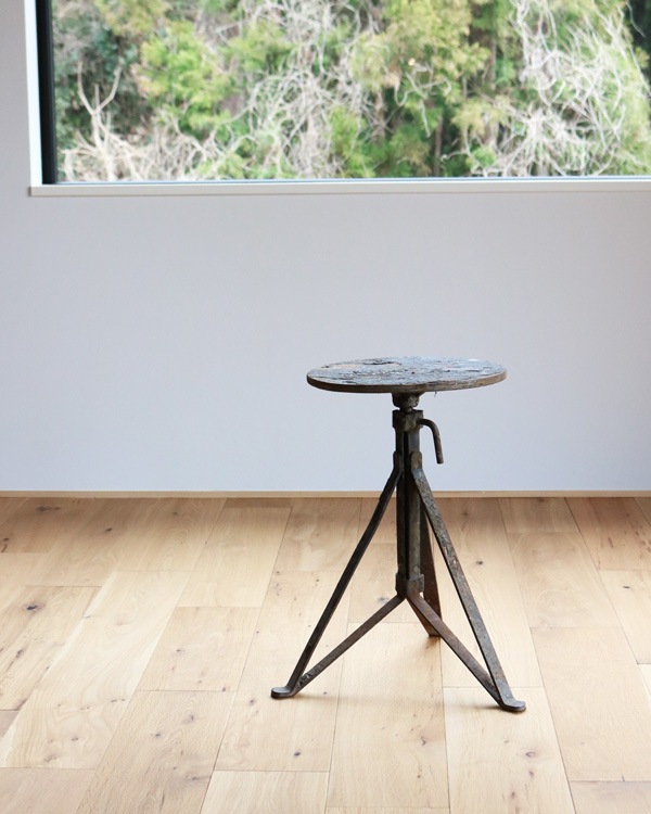 Hand Crafted Tripod Stool�åϥ�ɥ���ե� ���ġ���