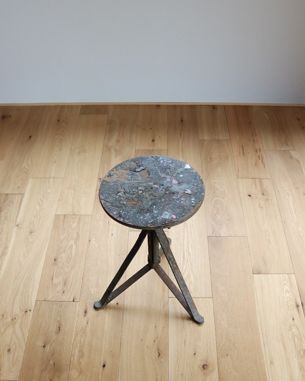 Hand Crafted Tripod Stool�åϥ�ɥ���ե� ���ġ���
