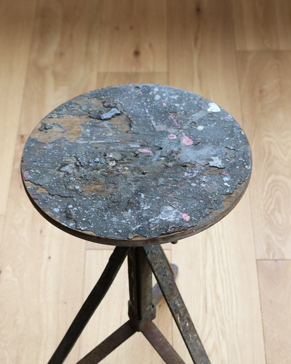 Hand Crafted Tripod Stool�åϥ�ɥ���ե� ���ġ���