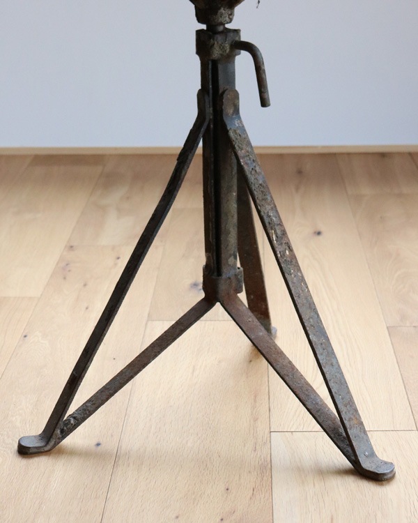 Hand Crafted Tripod Stool�åϥ�ɥ���ե� ���ġ���