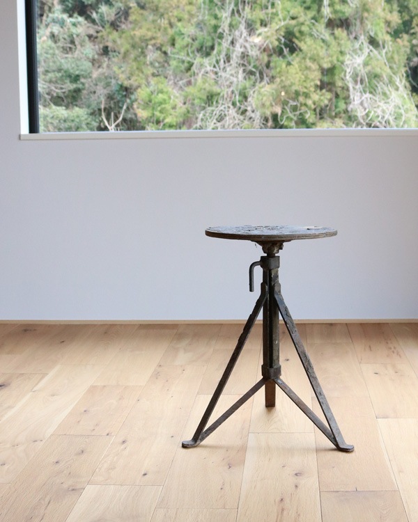 Hand Crafted Tripod Stool�åϥ�ɥ���ե� ���ġ���