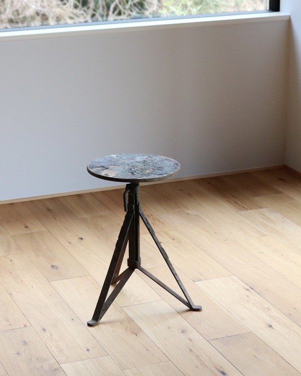 Hand Crafted Tripod Stool�åϥ�ɥ���ե� ���ġ���