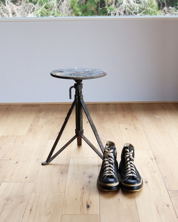 Hand Crafted Tripod Stool�åϥ�ɥ���ե� ���ġ���