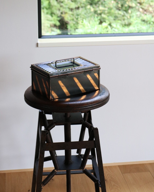 昭和レトロ　亜鉛メッキ鋼板製 収納ボックス 蓋付き(開閉タイプ) Japaned Safe Box ｜ジャパンドセーフボックス