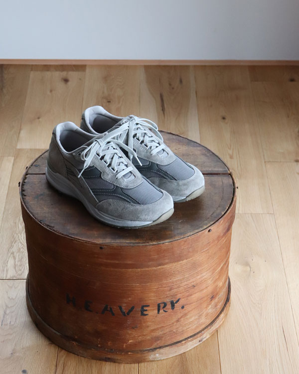 Vintage Y2K Gray SAS Journey (U.S.8h)