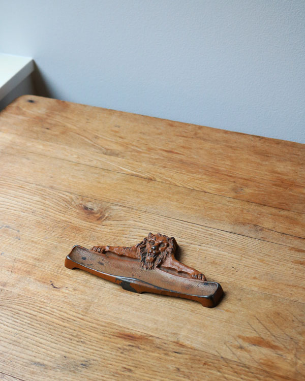 "LION" Pen Tray��"LION" �ڥ�ȥ졼