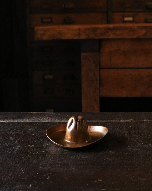 値下げ真鍮製鈎　スライド式　昭和レトロ　炉端　レア Hat Ashetray｜真鍮製のハット型灰皿