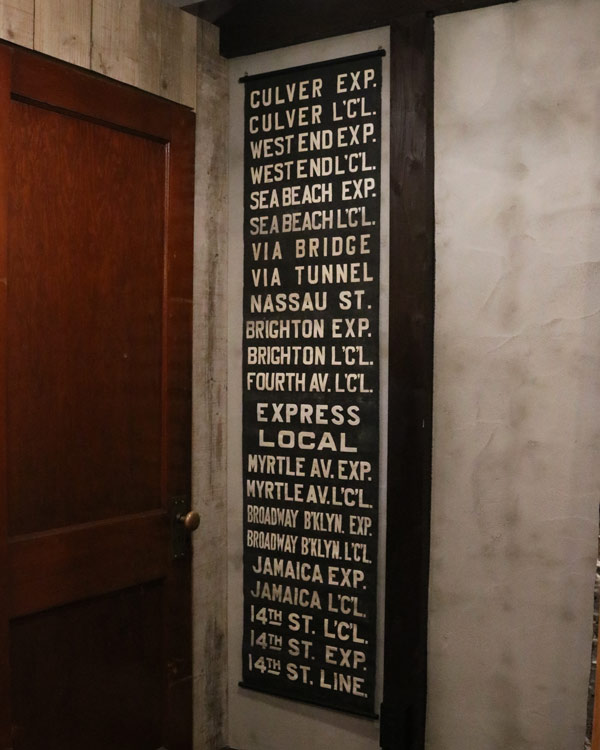NYC Subway Roll Sign｜NYC 地下鉄 ロールサイン