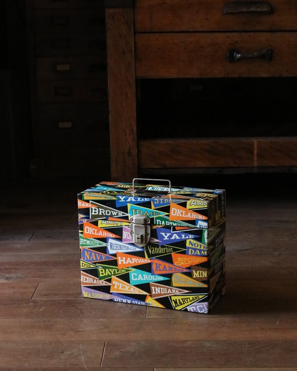 美品 カレッジペナント ヴィンテージ BOX 40’~50’ TinCAN Vintage College Pennant Tin Can ビンテージ カレッジ ペナント