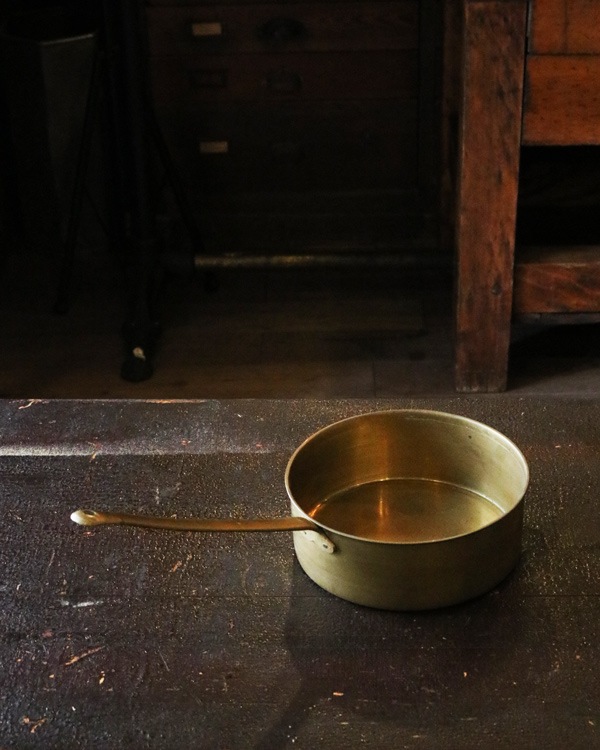 アンティーク装飾的な真鍮製鍋 Brass Pan L｜真鍮製の鍋 L