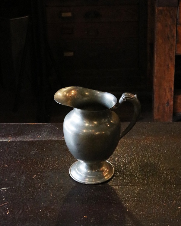 Footed Pewter Pitcher�åԥ塼��������­�դ��ԥå��㡼