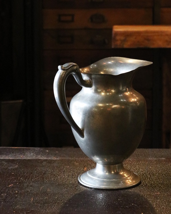Footed Pewter Pitcher�åԥ塼��������­�դ��ԥå��㡼