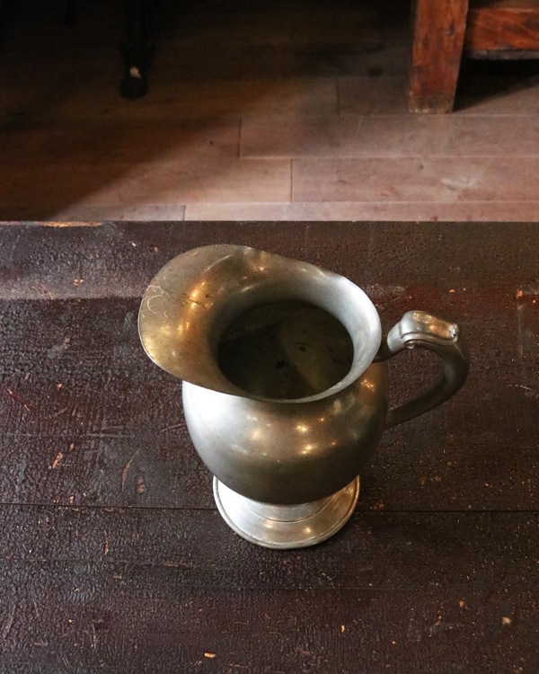 Footed Pewter Pitcher�åԥ塼��������­�դ��ԥå��㡼