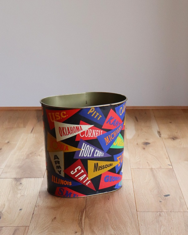 College Pennant Waste Can｜カレッジペナントのくず入れ