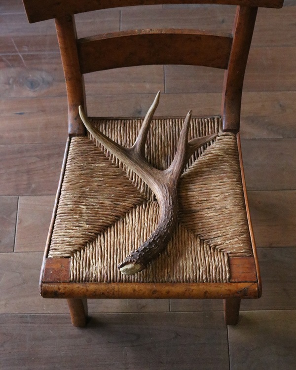 骨董】鹿の角 アンティーク 和骨董 鹿の角 刀掛け 2本掛け 置物