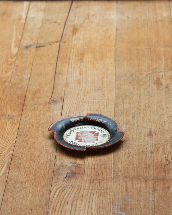 "RED CROSS STOVES & RANGES" Advertising Ashtray��"RED CROSS STOVES & RANGES" ������ȥ졼