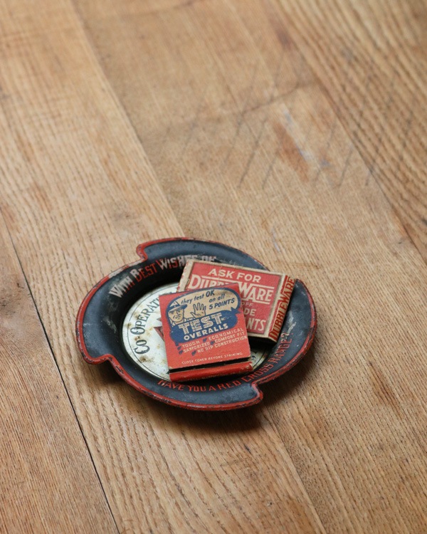 "RED CROSS STOVES & RANGES" Advertising Ashtray��"RED CROSS STOVES & RANGES" ������ȥ졼